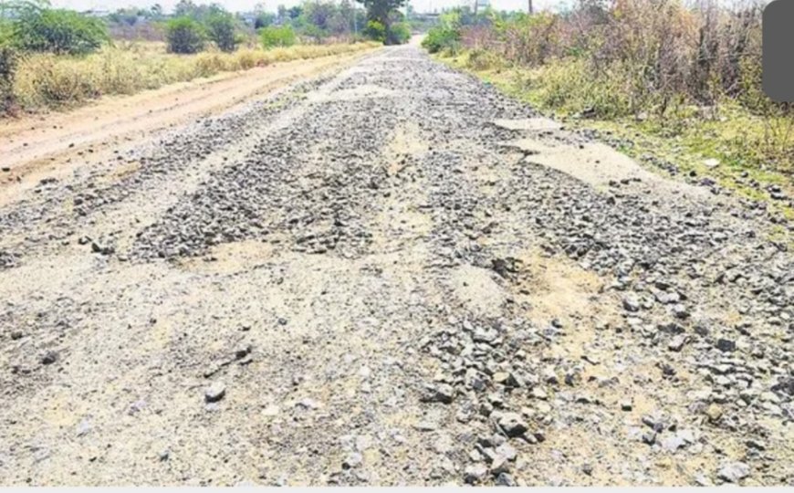 తాటిపాముల కంకర తేలిన రోడ్డు ...నరకయాతన ప్రయాణం