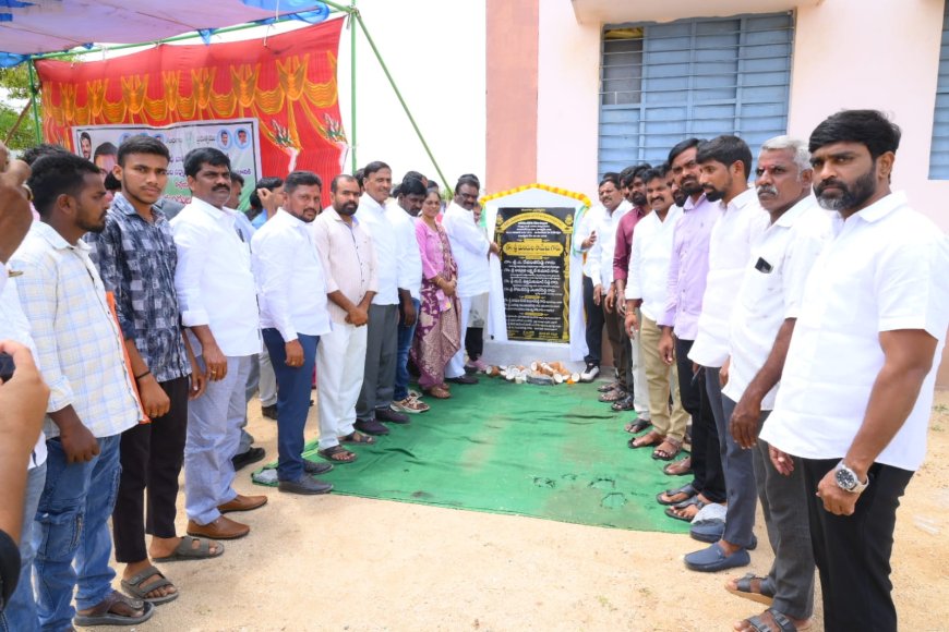 అదనపు గదులకు శంకుస్థాపన చేసిన ఎమ్మెల్యే