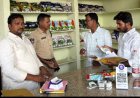 సీడ్స్ ను పరిశీలిస్తున్న టాస్కో ఫోర్స్ అధికారి సూరజ్ కుమార్, ఏవో పాండురంగచారి