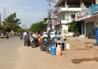 రోడ్డుమీద ప్రైవేటు పాల వ్యాపారస్తులు.