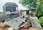 ఇంట్లోకి దూసుకెళ్లిన లారీ.. తప్పిన ముప్పు