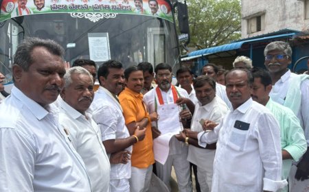 రెండవ రోజు ఉదయం మనోపాడ్ మండలంలో కొనసాగిన ప్రజా పాలన - ప్రగతి నివేదిక బస్సు యాత్ర  
