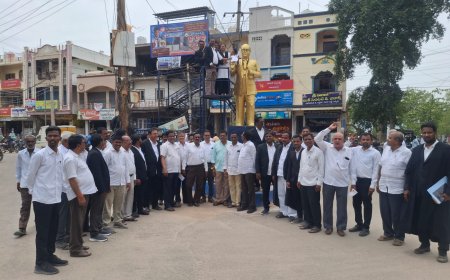 అంబేద్కర్ విగ్రహానికి వినతిపత్రం అందజేసిన న్యాయవాదులు