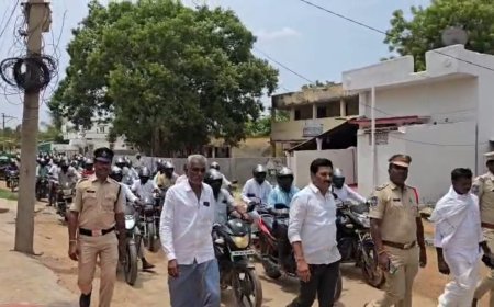 వాహనదారులకు ఉచిత హెల్మెట్ల పంపిణీ