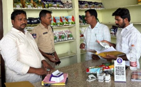 సీడ్స్ ను పరిశీలిస్తున్న టాస్కో ఫోర్స్ అధికారి సూరజ్ కుమార్, ఏవో పాండురంగచారి