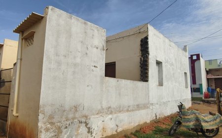 అయిజలో అద్దెలు చెల్లించక పాఠశాలలు ఖాళీ చేయించడంతో రోడ్డున పడ్డ విద్యార్థులు