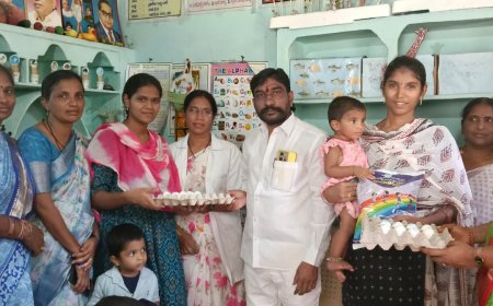 32వ వార్డు శ్రీరాంనగర్ అంగన్వాడీ కేంద్రంలో పౌష్టికాహారం, స్కూల్ యూనిఫామ్స్ పంపిణీ