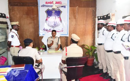 గద్వాల ట్రాఫిక్ వింగ్‌ను ఆకస్మికంగా తనిఖీచేసిన జిల్లా ఎస్పీ టి. శ్రీనివాసరావు