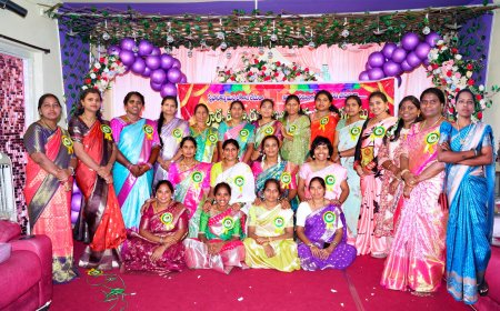 జ్ఞాపకాల జడిలో అభినందనల వేడుక: ఘనంగా పూర్వ విద్యార్థుల ఆత్మీయ సమ్మేళన