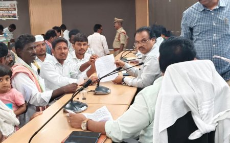 ఫీజు నియంత్రణ చట్టం తీసుకురావాలని.  కోరుతూ.. విద్యార్థి జన సమితి ఆధ్వర్యంలో కలెక్టర్కు వినతిపత్రం