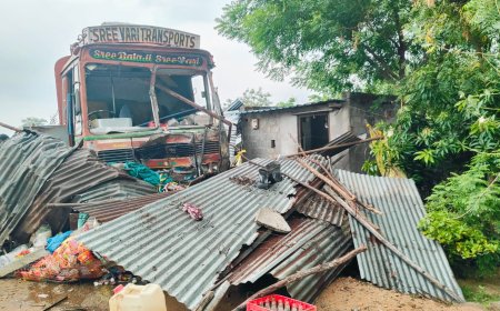 ఇంట్లోకి దూసుకెళ్లిన లారీ.. తప్పిన ముప్పు