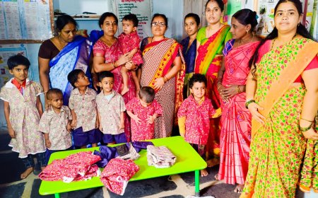 అంగన్వాడి చిన్నారులకు యూనిఫాంల పంపిణీ