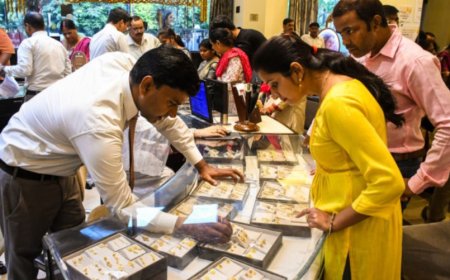 పడిపోతున్న పసిడి ధరలు.. భయంతో పాత బంగారం అమ్మేస్తున్న జనం