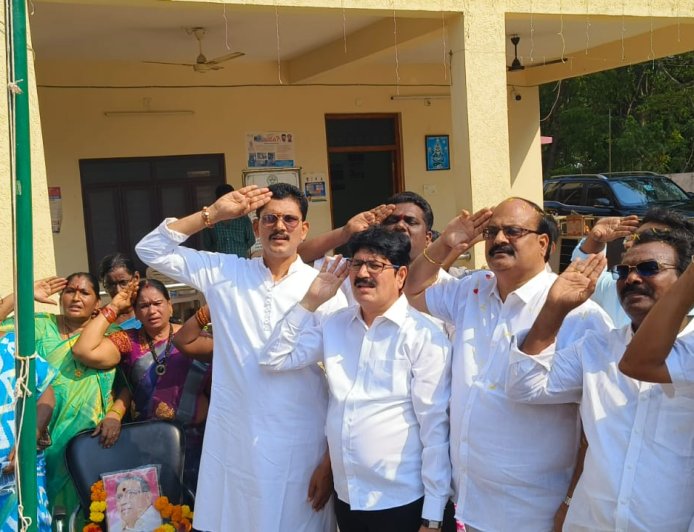 తెలంగాణ రాష్ట్ర అవతరణ దినోత్సవం సందర్భంగా జెండాను ఆవిష్కరించిన