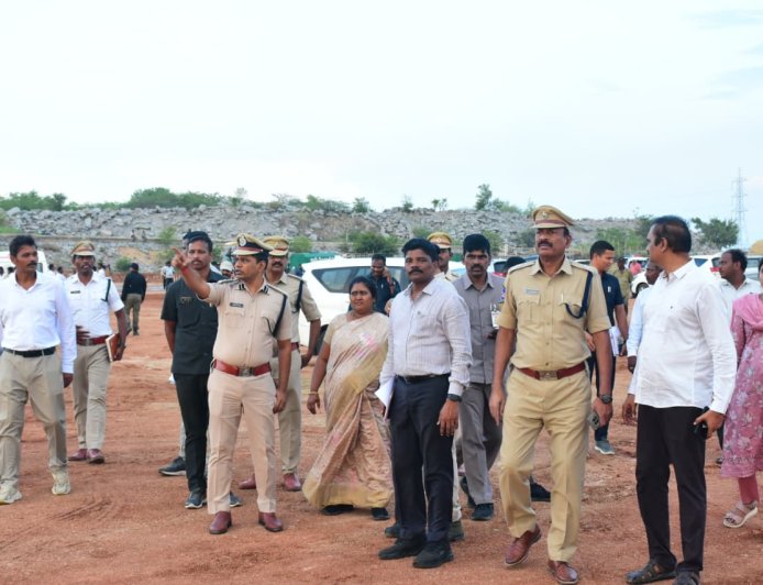 ముఖ్యమంత్రి పర్యటనకు బందోబస్తూ ఏర్పాట్లను పరిశీలించి అధికారులకు, సిబ్బందికి పలు సూచనలు చేసిన జిల్లా ఎస్పీ శ్రీ టి. శ్రీనివాస రావు, IPS