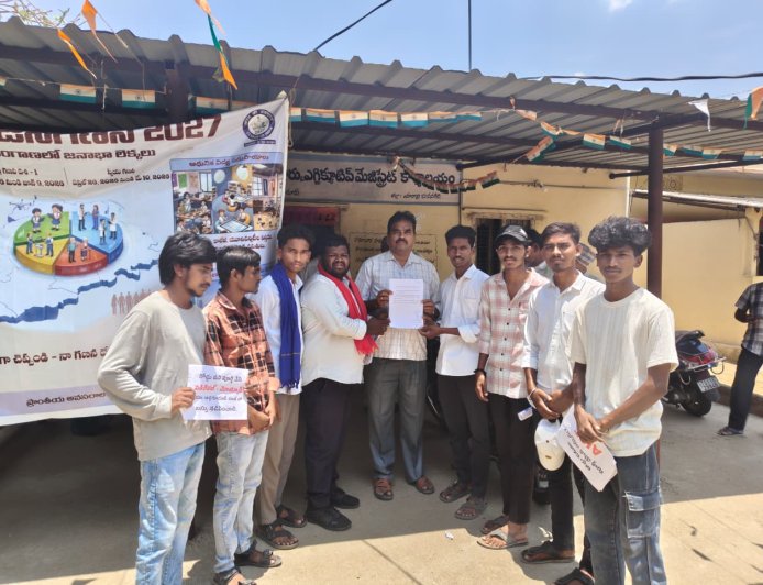 నిలిచిపోయిన రోడ్డు పనులు వెంటనే పూర్తిచేయాలని ఎమ్మార్వో కి వినతి పత్రం అందజేసిన  ఏఐఎస్ఎఫ్,విజెఎస్ నాయకులు 