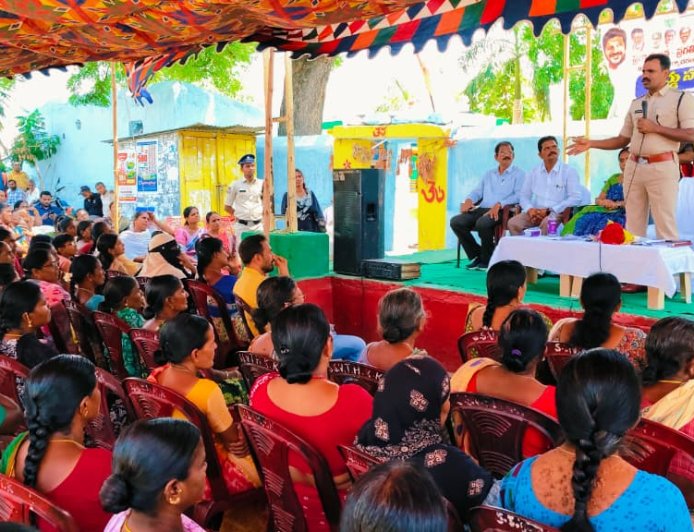 ప్రజలు, సమాజం అభివృద్ధికి ప్రభుత్వాలు విశేష కృషి చేస్తున్నాయి.