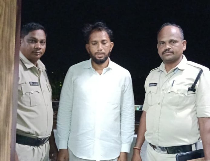 అర్ధరాత్రి పూట అక్రమ అరెస్ట్ లు దుర్మార్గం