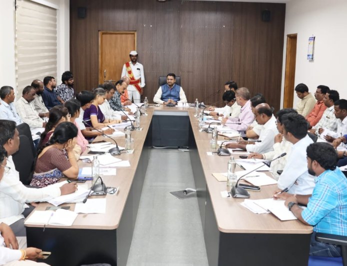 ప్రాజెక్టులకు అవసరమైన భూ సేకరణ ప్రక్రియను వేగవంతం చేయాలి