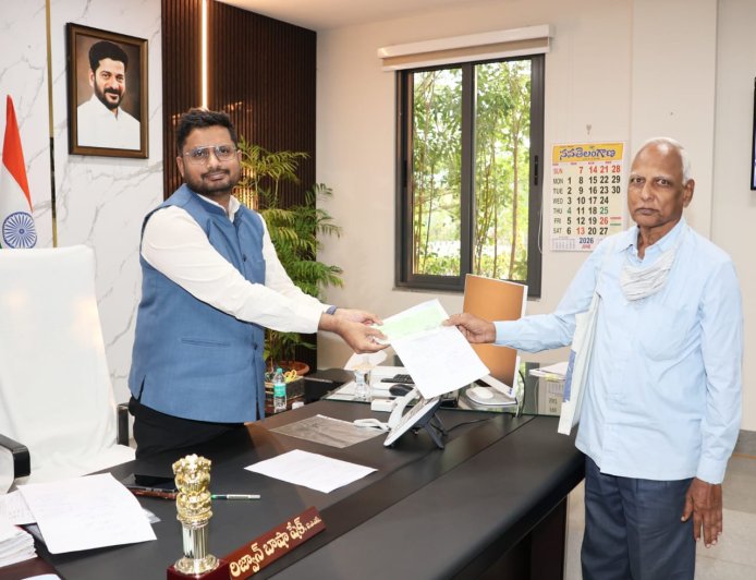 పీఎం రిలీఫ్ ఫండ్ కు రూ.2 లక్షల డీడీ అందజేసిన విశ్రాంత ఉపాధ్యాయుడు కాంతారెడ్డి