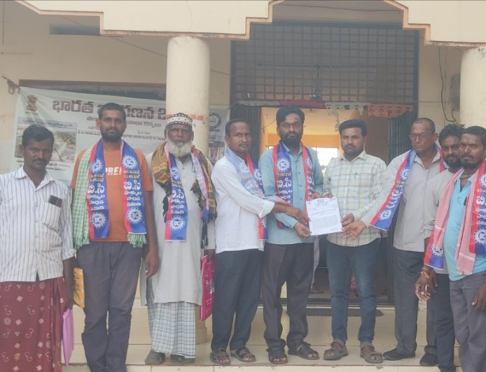 విద్యార్థుల ఫీజు రియంబర్స్ మెంట్ విషయంలో రాష్ట్ర ప్రభుత్వ వైఖరి సరికాదు 