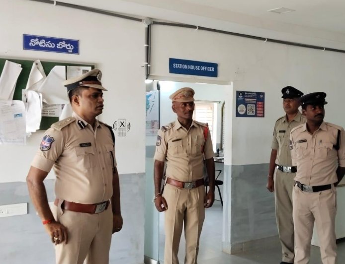 పోలీస్ స్టేషన్‌ పరిసరాలు నిత్యం పరిశుభ్రంగా ఉంచుకోవాలి