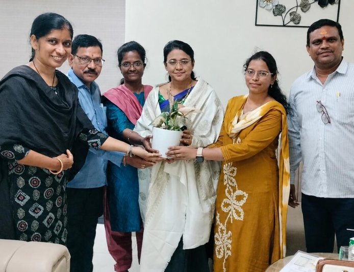 ఉద్యాన శాఖ కమిషనర్ ను కలసిన అధికారులు.