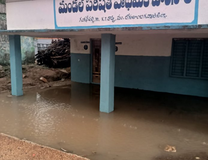 నిర్లక్ష్యపు నీడలో ప్రభుత్వ పాఠశాల 