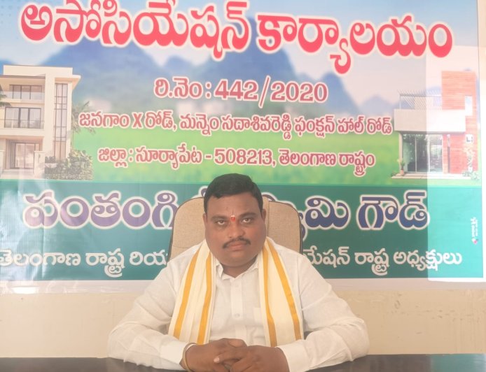 ఫీజుల నియంత్రణకు ప్రభుత్వం కృషి చేయాలి