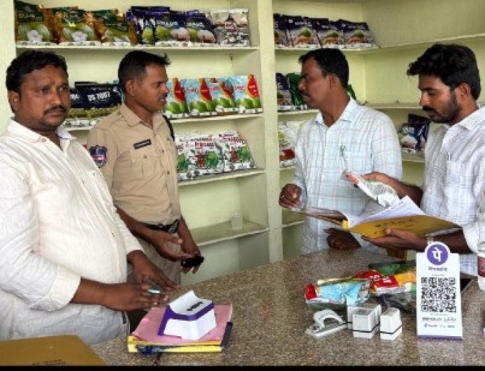 సీడ్స్ ను పరిశీలిస్తున్న టాస్కో ఫోర్స్ అధికారి సూరజ్ కుమార్, ఏవో పాండురంగచారి