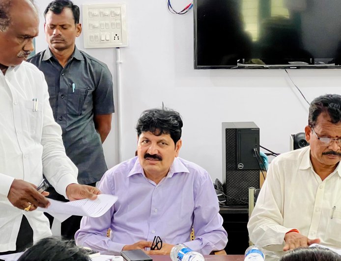 భద్రాచలం పాలకవర్గం సమావేశంలో పాల్గొన్న స్థానిక ఎమ్మెల్యే డాక్టర్ తెల్లం వెంకట్రావు.