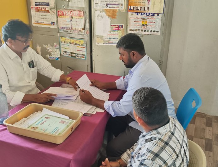 అయిజలో నిబంధనలు ఉల్లంఘించిన ప్రైవేట్ పాఠశాలల బస్సులు సీజ్