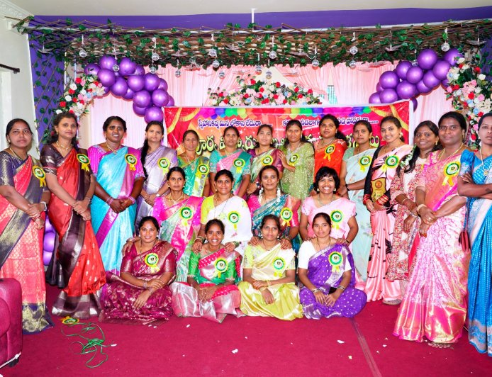 జ్ఞాపకాల జడిలో అభినందనల వేడుక: ఘనంగా పూర్వ విద్యార్థుల ఆత్మీయ సమ్మేళన