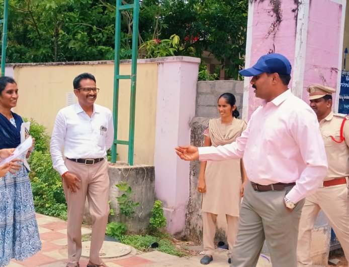 నీట్ పరీక్ష కేంద్రాన్ని సందర్శించిన ఎస్పీ నరసింహ