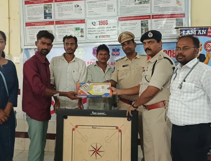 డి అడిక్షన్ సెంటర్ నందు బాధితులకు పండ్లు, క్రీడా సామాగ్రి అందించిన పోలీసులు, డాక్టర్స్.