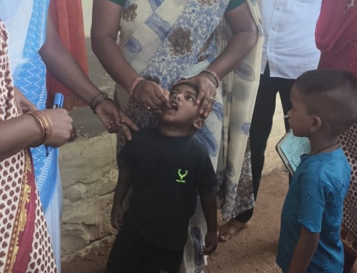 పల్స్ పోలియో ప్రారంభించిన. గ్రామ సర్పంచ్.