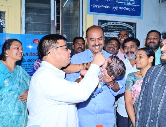 నిండు జీవితానికి రెండు పల్స్ పోలియో చుక్కలు...