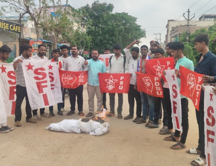 ప్రయివేట్ విద్యా సంస్థలకు కొమ్మకాస్తున్న deo ను సస్పెండ్ చేయాలి 