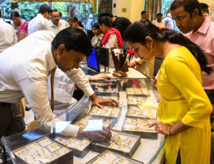 పడిపోతున్న పసిడి ధరలు.. భయంతో పాత బంగారం అమ్మేస్తున్న జనం