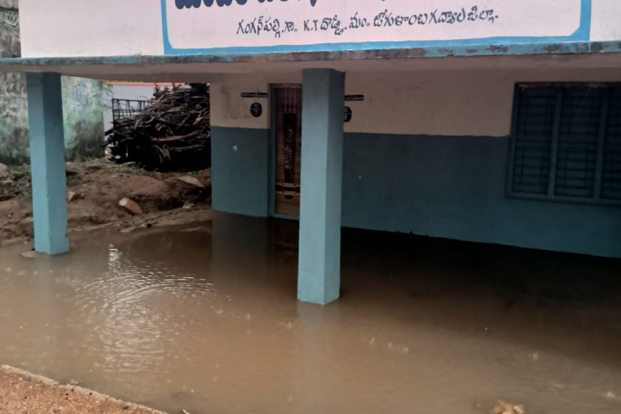 నిర్లక్ష్యపు నీడలో ప్రభుత్వ పాఠశాల 