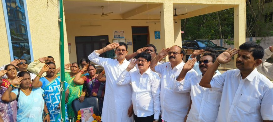 తెలంగాణ రాష్ట్ర అవతరణ దినోత్సవం సందర్భంగా జెండాను ఆవిష్కరించిన