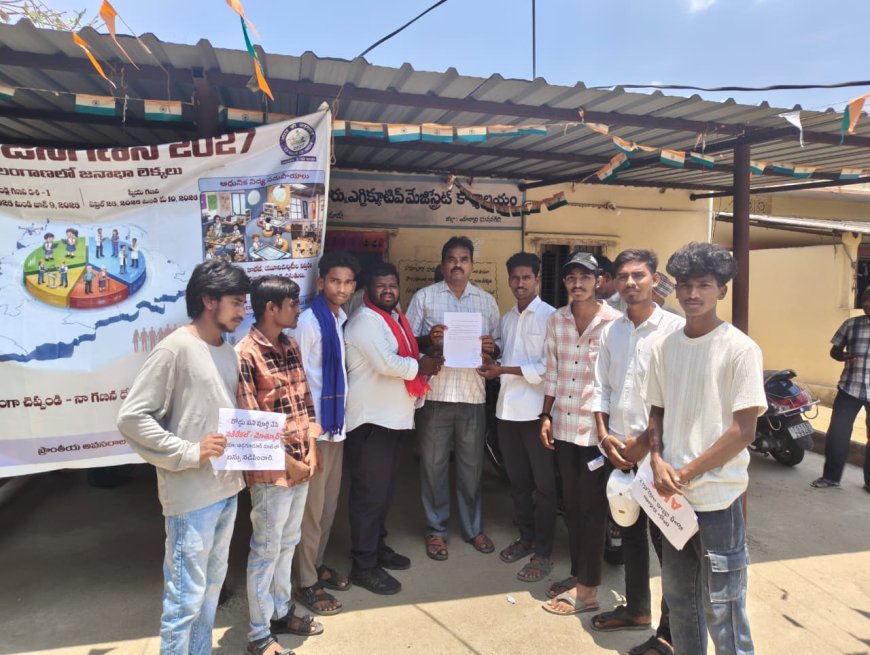 నిలిచిపోయిన రోడ్డు పనులు వెంటనే పూర్తిచేయాలని ఎమ్మార్వో కి వినతి పత్రం అందజేసిన  ఏఐఎస్ఎఫ్,విజెఎస్ నాయకులు 