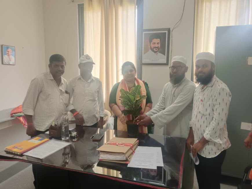 నూతన ఏ డి ని కలిసిన రాజోలి చేనేత కార్మికులు