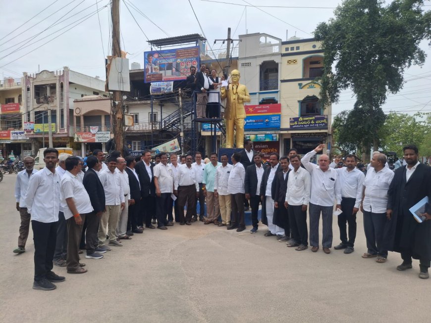 అంబేద్కర్ విగ్రహానికి వినతిపత్రం అందజేసిన న్యాయవాదులు