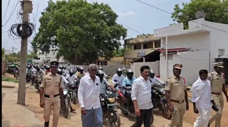 వాహనదారులకు ఉచిత హెల్మెట్ల పంపిణీ