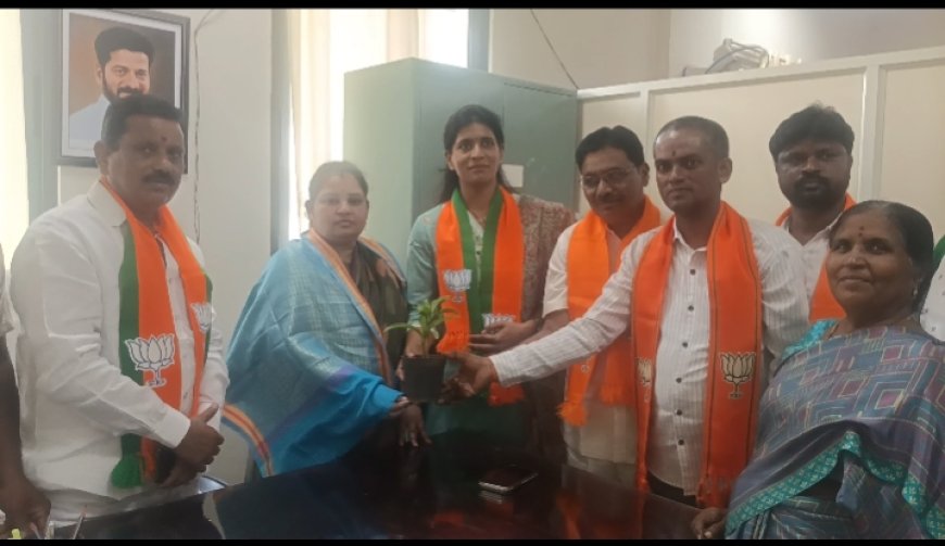 చేనేత శాఖ ఏడిని కలిసిన డీకే స్నిగ్ధ రెడ్డి