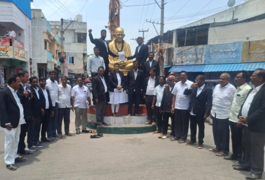 గాంధీతో గోడు చెప్పకున్న న్యాయవాదులు