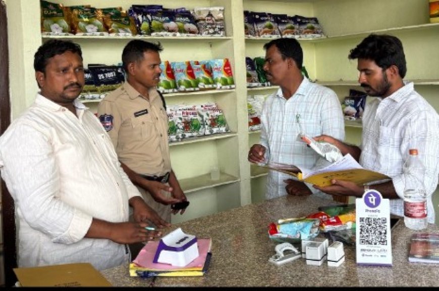 సీడ్స్ ను పరిశీలిస్తున్న టాస్కో ఫోర్స్ అధికారి సూరజ్ కుమార్, ఏవో పాండురంగచారి