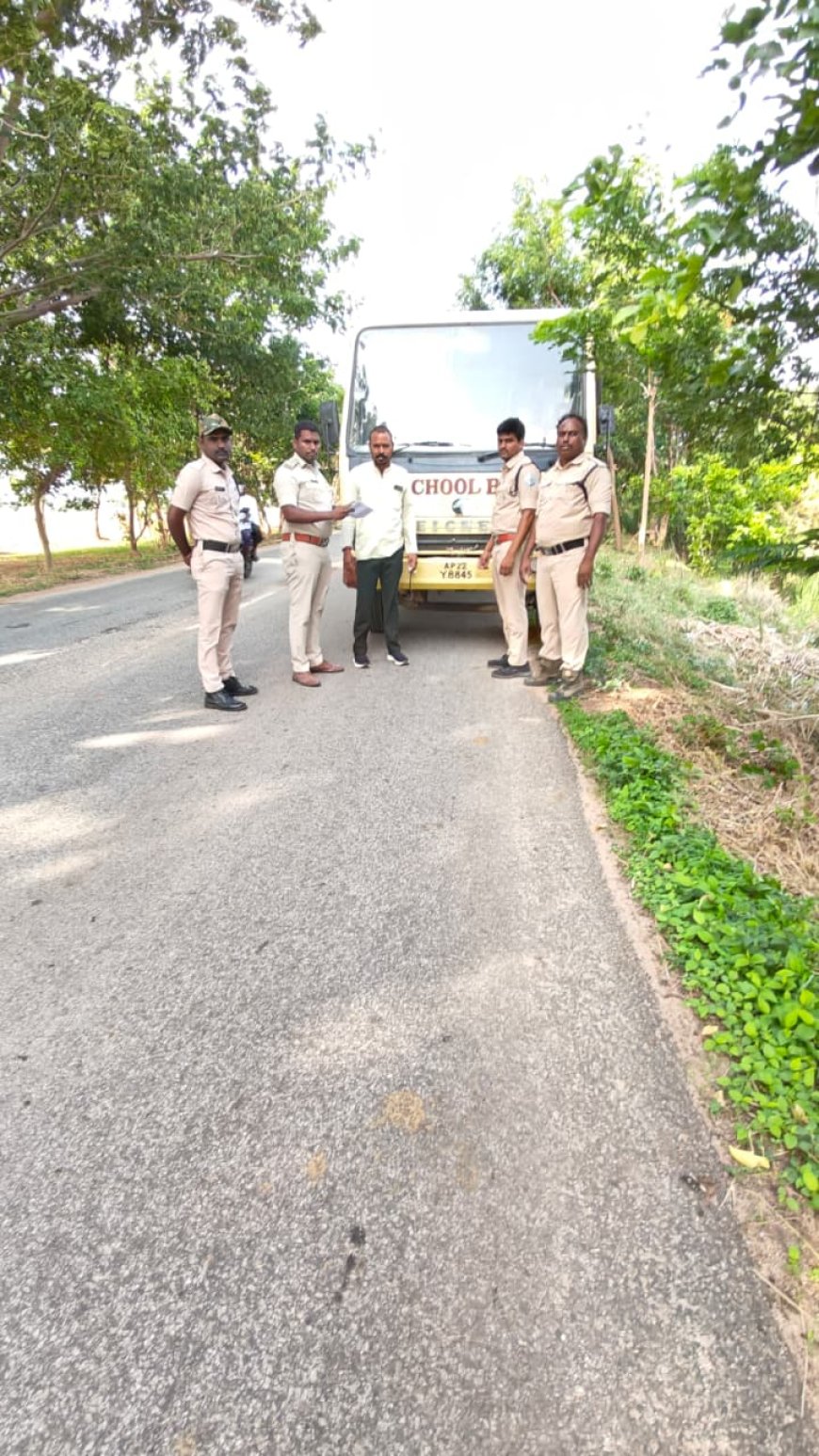 ప్రైవేట్ స్కూల్ బస్సులను అకస్మితానికి రవాణా శాఖ అధికారులు.