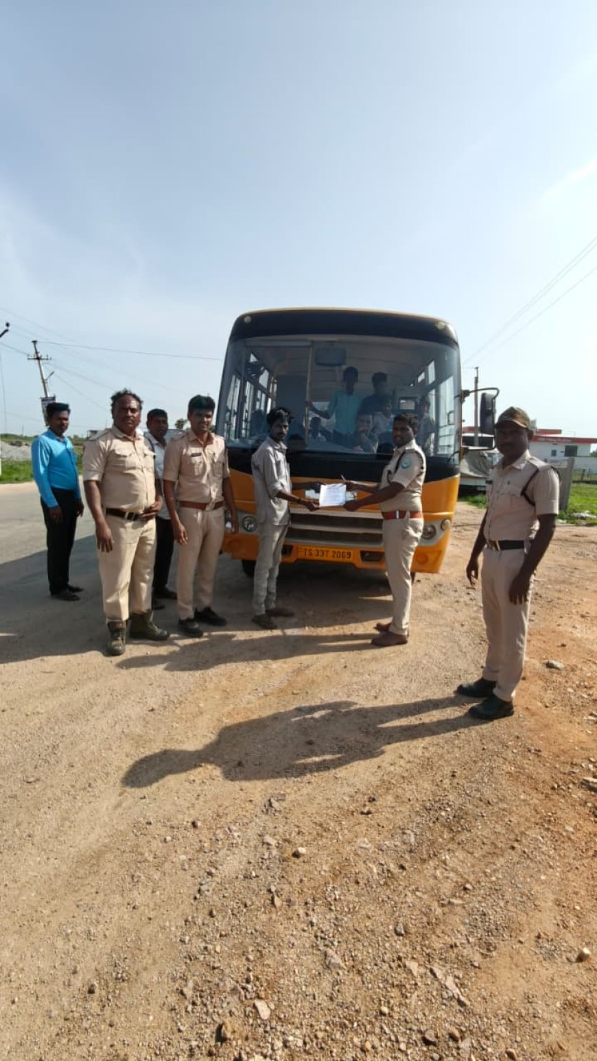 ప్రైవేట్ స్కూల్ బస్సులను అకస్మితానికి రవాణా శాఖ అధికారులు.